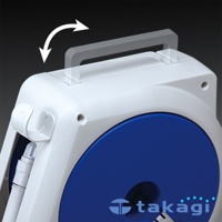 白色塑料製移動澆花灑水器，設有藍色圓盤和可折疊提把，左側有噴頭和軟管。