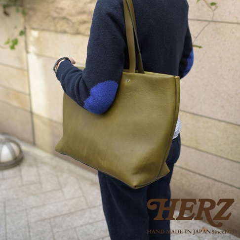 職人手作皮革4口袋極簡托特包 T-3，橄欖綠色，展示包款由皮革製成，簡約設計，質感細緻。