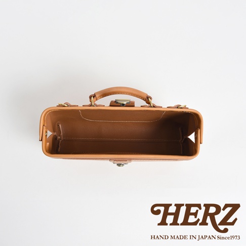 日本HERZ職人手作皮革橫長形杜勒斯單肩包，俯視角度，深棕色皮革材質，附金屬鎖扣。