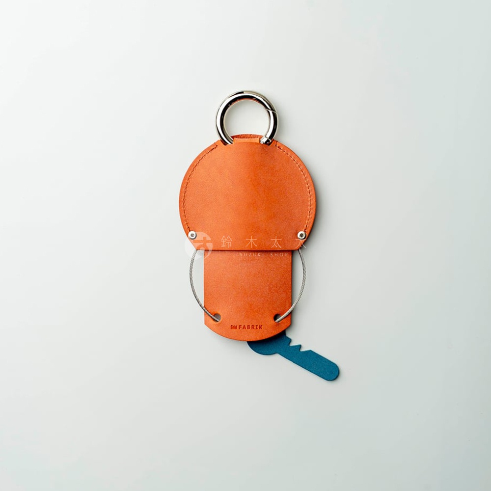 FABRIK 皮革圓型收納鑰匙圈，搭配銀色掛環，橙色皮革呈現，附有鑰匙造型吊飾