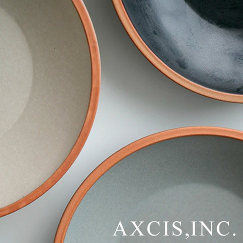 三款 PURE 素燒百搭陶瓷義大利麵盤，分別為米白色、深灰色和淺藍灰色，邊緣皆有裸露的陶土色澤，展現簡約質樸的風格。