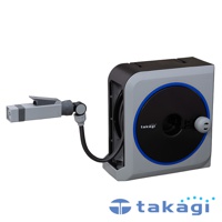 灰色和黑色壁掛式捲線器，配有藍色圓形飾邊，連接至灰色桿狀水槍，水管為黑色編織材質。