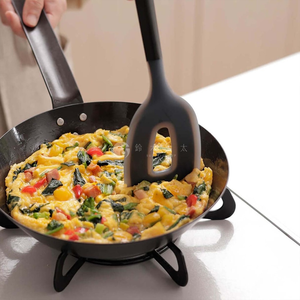 marna TRYANGRIP 三角耐熱矽膠料理煎鏟，正在翻炒鍋中的烘蛋。