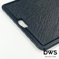 黑色食物快速冷卻盤，表面有仿木紋刻痕及細小白點，邊緣帶有波浪狀凹槽，設有掛孔。