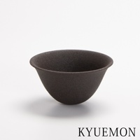 深棕色、帶有細緻顆粒紋理的陶瓷濾杯，呈碗狀，底部較窄，向上展開。