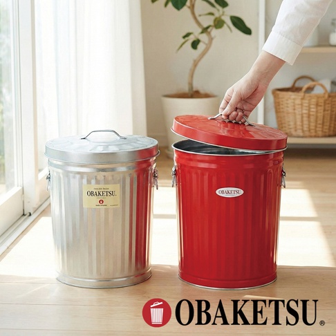OBAKETSU 經典紅色與銀色金屬垃圾桶，室內擺設，銀色垃圾桶上有 OBAKETSU 標籤，紅色垃圾桶蓋子被手提起