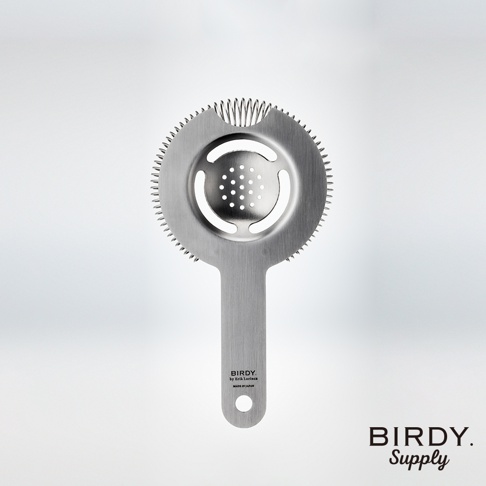 不鏽鋼製短柄濾酒隔冰匙，帶有鋸齒狀邊緣和內置濾網，適用於調酒。