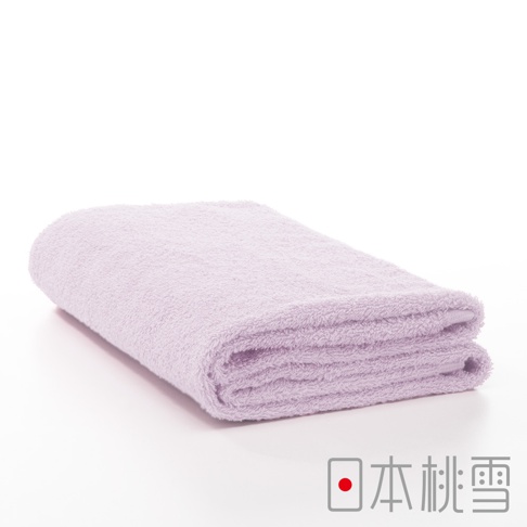 摺疊的淺紫色飯店浴巾，材質為柔軟的毛圈織物，毛巾紋理清晰可見，呈現蓬鬆質感。