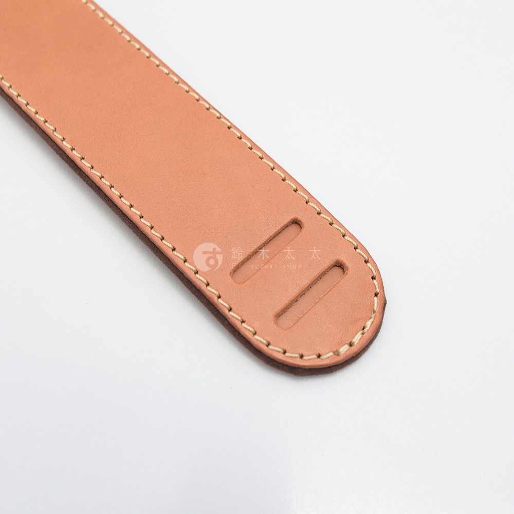 職人手作的淺棕色皮革Big肩墊，帶有雙排縫線與兩條長形穿孔，材質為真皮。