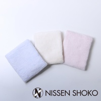 三條 re hada 花粉對策低摩擦護膚洗臉巾，分別為淺藍色、白色和淺粉色，材質柔軟，呈現細緻的絨毛感。