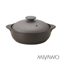 一個灰色的陶土湯鍋，鍋蓋上有放射狀紋路和一個蒸氣孔，鍋身有橫向紋路，兩側有把手。