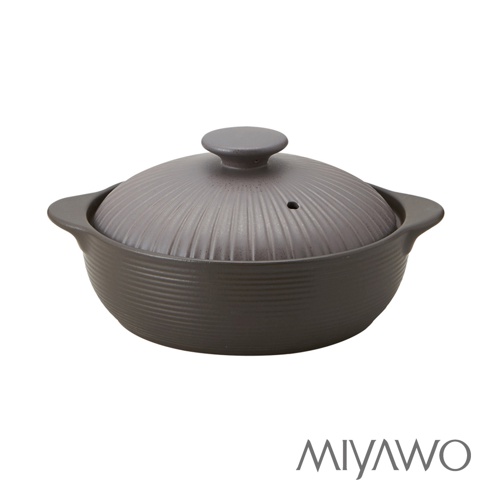 一個灰色的陶土湯鍋，鍋蓋上有放射狀紋路和一個蒸氣孔，鍋身有橫向紋路，兩側有把手。