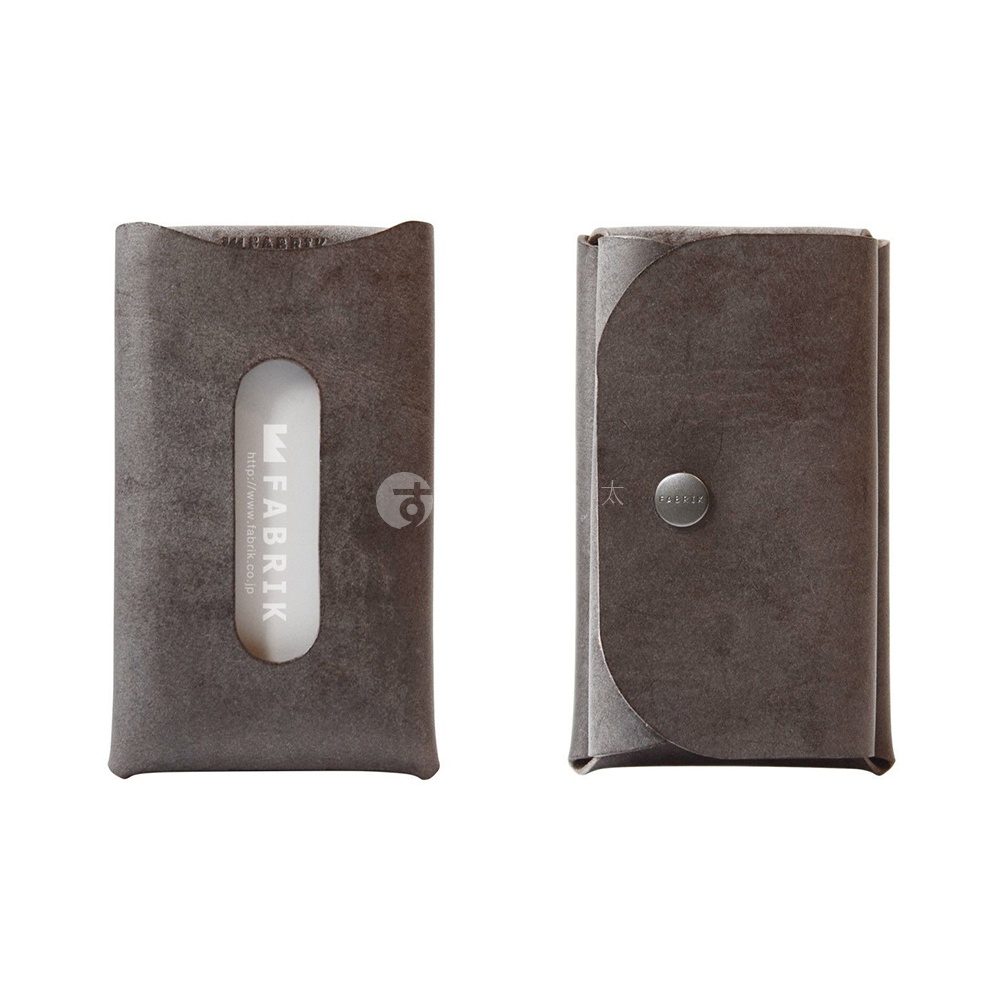 FABRIK 皮革卡片鑰匙收納包，展示左視圖和右視圖，左側圖案顯示品牌標誌與網址，右側圖案顯示按鈕與品牌字樣。