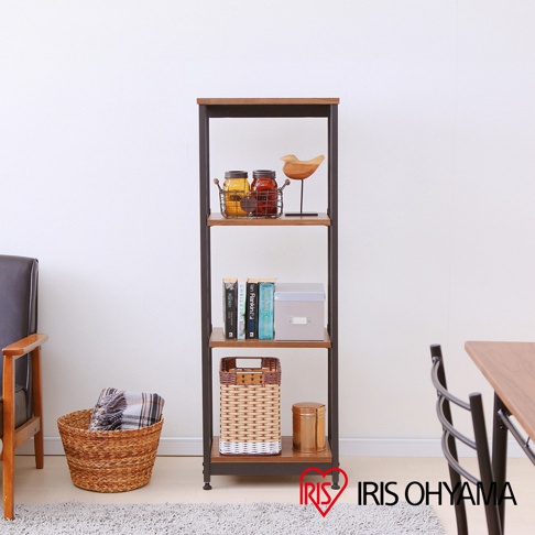 這是一個四層窄型鐵木層架，框架為黑色金屬，層板為木質紋理。層架上擺放著裝有果醬的玻璃罐、木製小鳥裝飾、書籍、收納盒、編織籃和金屬罐。