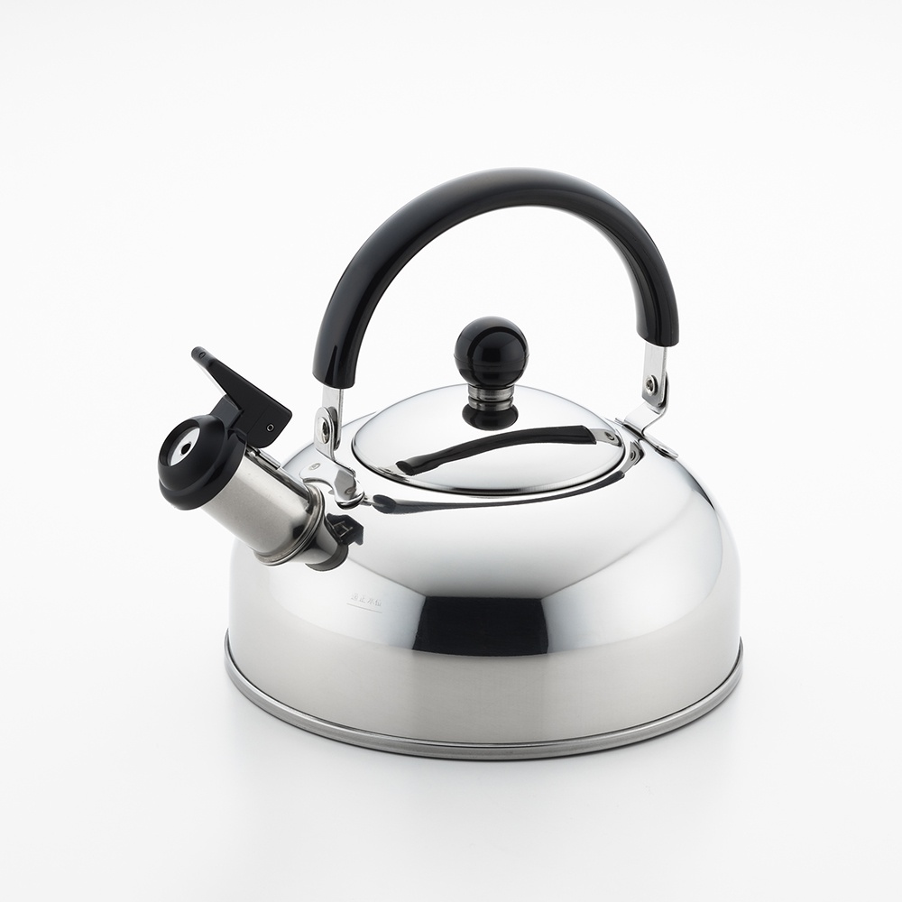 日製笛音壺，不鏽鋼材質，圓潤壺身，配有黑色防燙手柄、壺蓋旋鈕及黑色笛音壺嘴，光澤亮麗。