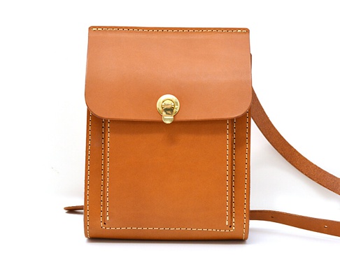 職人手作皮革厚實單肩包 (CP-61)，棕褐色皮革，帶有縫線細節，金色金屬旋轉鎖扣，附有可調式皮革肩帶。