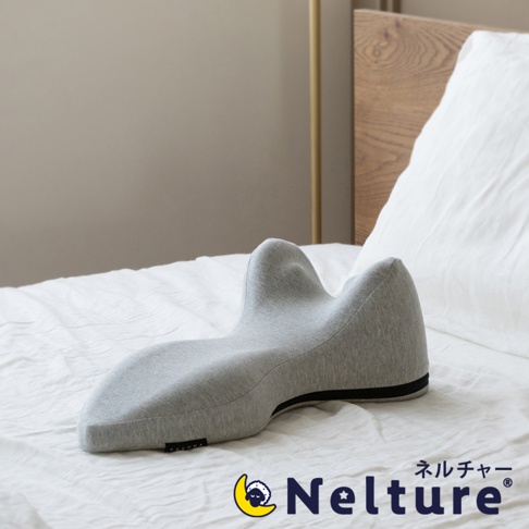 淺灰色肩頸背拉伸牽引枕專用枕套，採用柔軟透氣材質，符合人體工學設計，提供舒適支撐。枕套表面有品牌標籤，一側有黑色拉鍊。