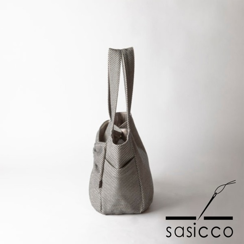 三河木綿刺子織灰色托特包，採用經典格紋圖案，配有寬提把，展現簡約設計。