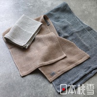 日本桃雪品牌，三色檜木鬆餅紋毛巾，以棉麻混紡材質製成，呈現天然紋理與良好吸水性