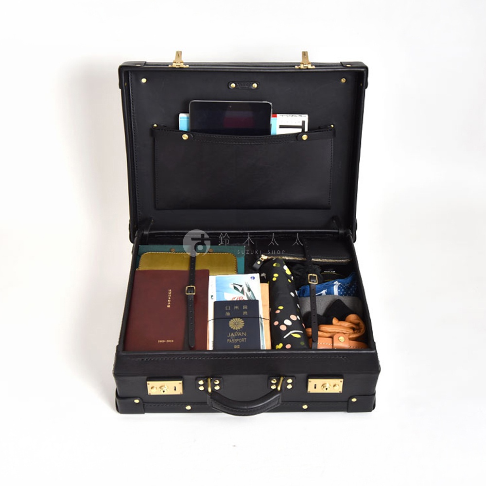 職人手作黑色皮革英倫風便攜手提行李箱，內有平板電腦、護照、書籍、摺疊傘及其他小物，箱體採用光滑皮革材質，配有金色鎖扣和手柄。