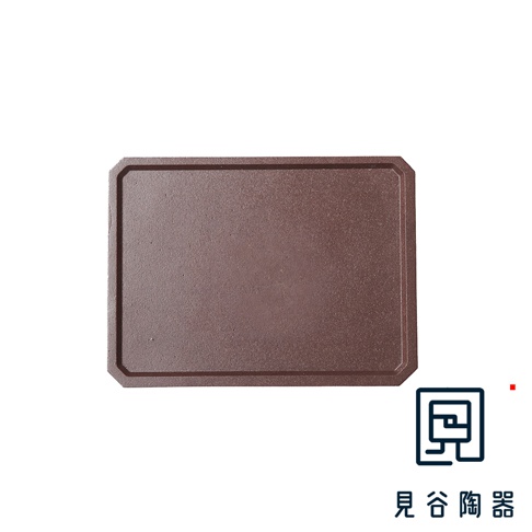長方形的深棕色烤盤，表面帶有細微紋理，邊緣有斜角設計。