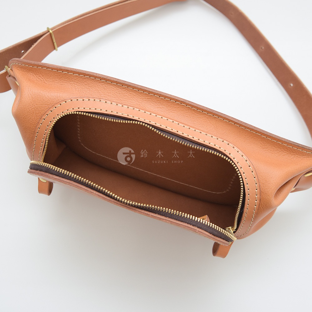 日製HERZ職人手作皮革拉鍊旅行斜背包，展示打開的內部空間，皮革材質，金屬拉鍊，肩帶部分可見