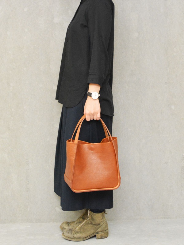 職人手作皮革Organ方形托特包，棕褐色，簡約方正設計，雙提把，側邊車縫線，質感皮革，適合日常攜帶。