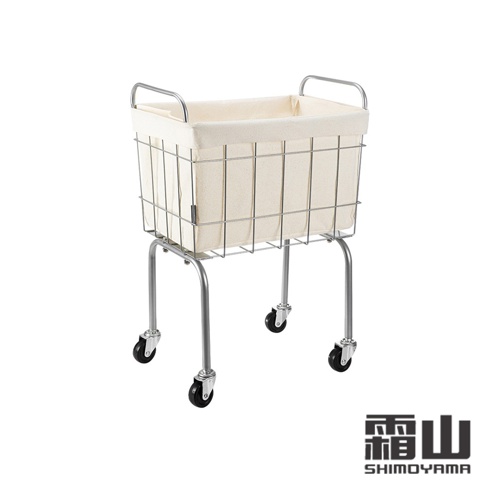 銀色金屬框架搭配米白色帆布內襯的移動式洗衣籃，附有四個黑色滾輪及兩個金屬提把。