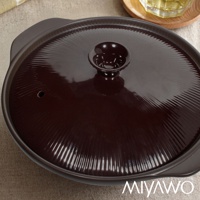 深棕色陶土湯鍋，鍋蓋帶有放射狀紋路及圓形把手，鍋緣有兩個提把，鍋蓋上有一小孔。