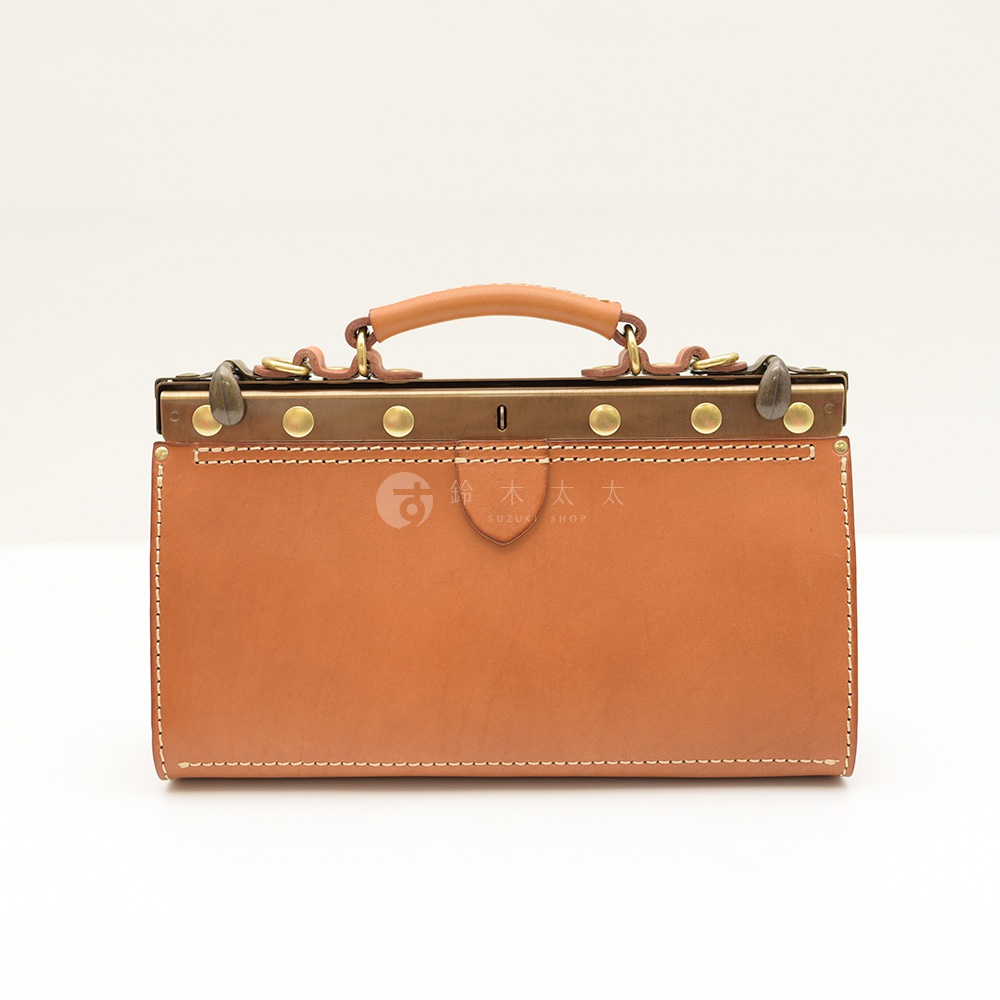 職人手作復古皮革口金兩用手提包，採用棕褐色皮革，搭配金屬扣環與提把，設計簡約。
