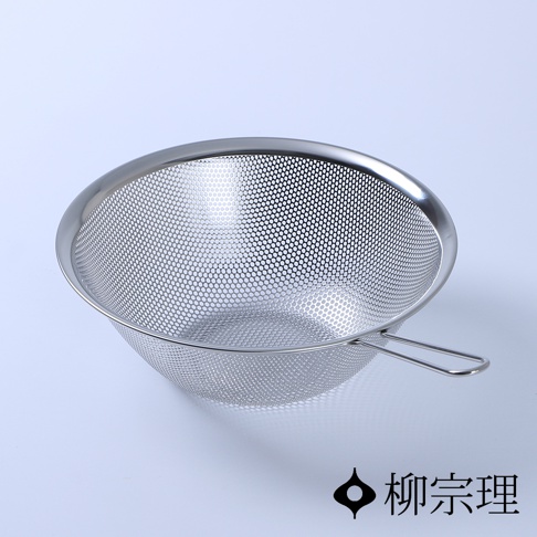 不鏽鋼單柄漏杓，呈銀灰色，帶有均勻密集的圓形濾孔，單個手柄向右延伸。