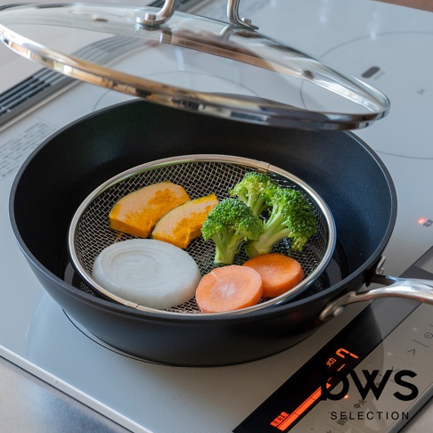 bws SELECTION 瀝水盤中盛放著南瓜、花椰菜、洋蔥和紅蘿蔔，置於鍋中，鍋蓋半開，顯示正在烹飪。