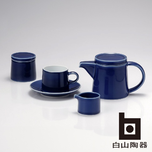 一套藍色陶瓷咖啡具，包含一個帶蓋的咖啡壺、一個咖啡杯連同碟子，以及一個小奶盅和一個糖罐。