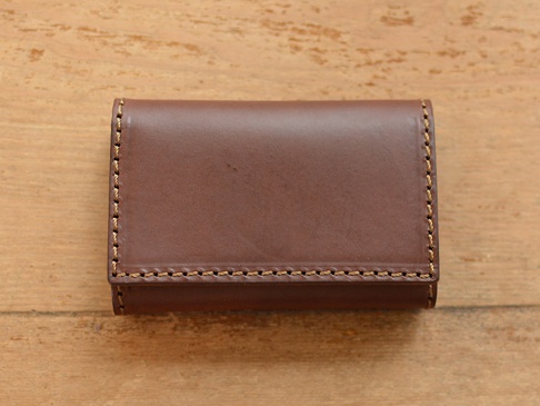 職人手作皮革Organ證件分類收納夾，深棕色皮革，以淺褐色縫線手工縫製，設計簡潔，皮革表面光滑。
