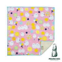 粉紅色方巾印有許多可愛的白色小鳥圖案，搭配黃色圓形、藍色圓點和黃白色花朵圖案，邊緣為淺藍色。