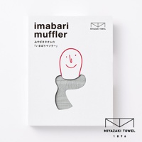 今治匹馬棉經典圍巾，淺灰色，織紋細緻，搭配簡約的紅色線條勾勒的可愛臉部圖案。