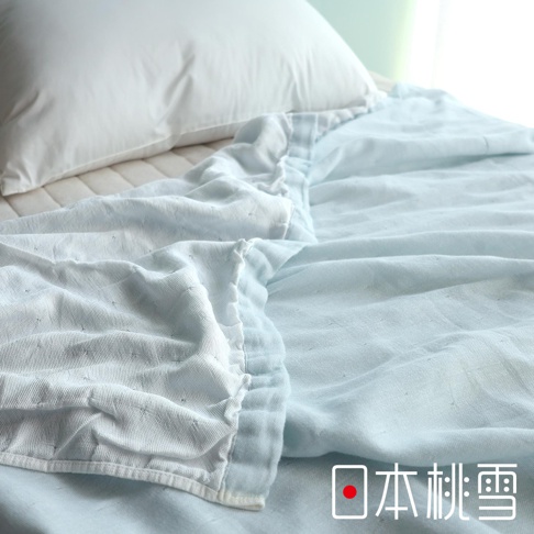 淺藍色二層紗單人毯，質地輕柔，表面有細小點狀紋理，一角有日文品牌標誌。