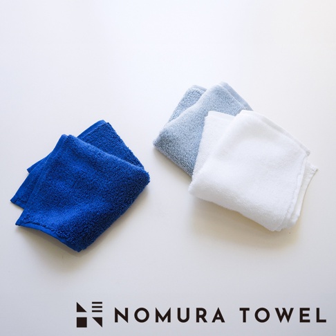 野村毛巾 SUUZO 超無撚極吸水方巾，以品牌 Logo 及 NOMURA TOWEL 字樣呈現，並有寶藍色、淺藍色及白色三種顏色方巾。