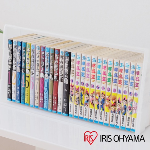 書架上整齊擺放著兩排漫畫書，左側是從1到9的《死亡筆記本》，右側是從1到15的《遊戲王》系列漫畫。