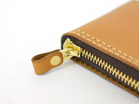 職人手作皮革全包式拉鍊短夾 (WS-40)，展示側邊的金色拉鍊、焦糖色皮革材質，以及對比色的縫線細節。