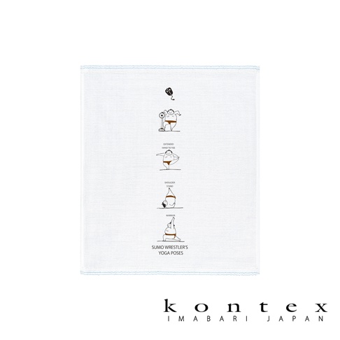 白色二層紗紗布巾，印有五款相撲力士的瑜珈姿勢插畫，包括舉重、身體彎曲、倒立、戰士式和站姿，下方標示「SUMO WRESTLER'S YOGA POSES」。
