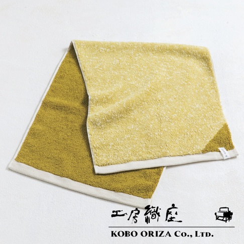 黃綠色與淺黃色棉麻混紡毛巾，雙色設計，材質柔軟，邊緣有白色滾邊。