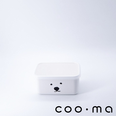 白色輕巧便當盒，500ml容量，方形設計，盒身正面印有可愛的黑色卡通熊臉表情，包含兩個黑點眼睛、一個黑色鼻子和嘴巴。