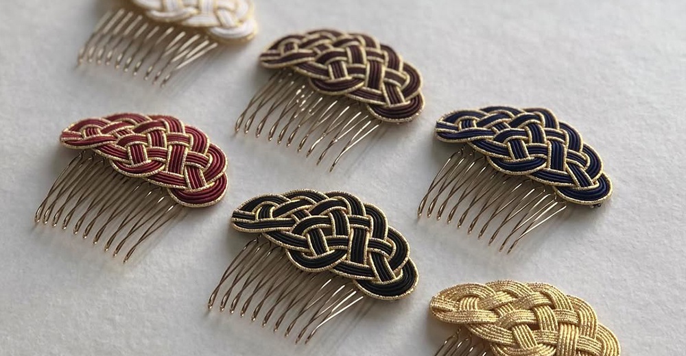 多款和風水引花結金絲髮叉，採用編織設計，有紅、深褐、深藍、黑、白、金黃等色，搭配金色細緻梳齒。