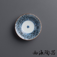 染錦花繪五件式小菜碟，圓形陶瓷材質，中央為白色，飾有藍色小花圖案，外圍則繪有藍色複雜的捲草紋飾。