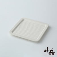 米白色美濃燒方盤，表面帶有平行溝槽設計，用於瀝油，材質為陶瓷。
