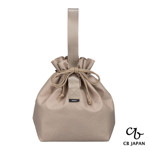 CB JAPAN holms 淺褐色保冷手提便當袋，束口造型，設有提帶與拉繩，袋身有 holms 品牌標籤。