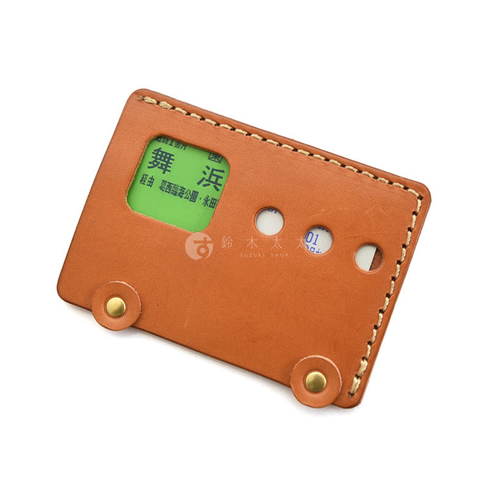 日本HERZ職人手作皮革交通卡收納夾，這款皮夾採用棕色皮革製成，設計成類似巴士的造型，正面有一個綠色卡槽，上面印有日文文字「舞濱」及「經由 葛西臨海公園・永田」，下方還有兩個圓孔，整體造型可愛別緻，適合收納交通卡。