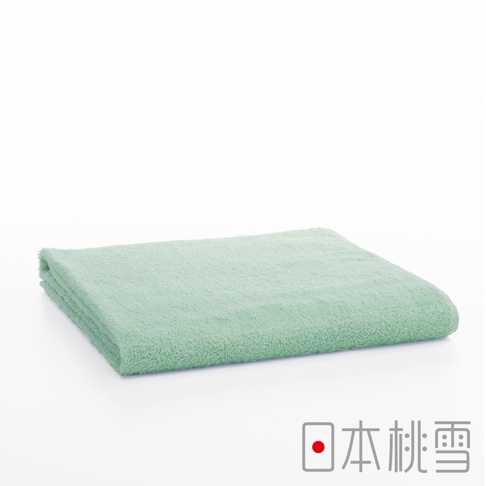 一條淺綠色、觸感柔軟的飯店大毛巾，對折後平放，材質為純棉。