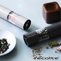 兩款Recolte電動研磨器，一款為米白色，另一款為深灰色，皆有透明研磨槽，內含粉紅鹽粒或綜合胡椒粒。